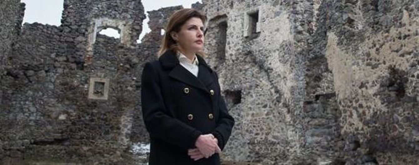 В блейзере и кремовой блузке: Марина Порошенко посетила замок на Закарпатье