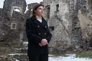 В блейзере и кремовой блузке: Марина Порошенко посетила замок на Закарпатье