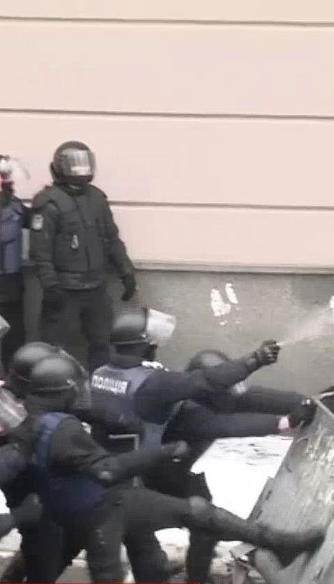Зі стріляниною та сутичками обрали запобіжний захід меру Одеси
