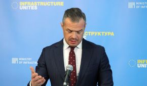 В Укравтодоре просят оставить желтый сигнал на светофоре