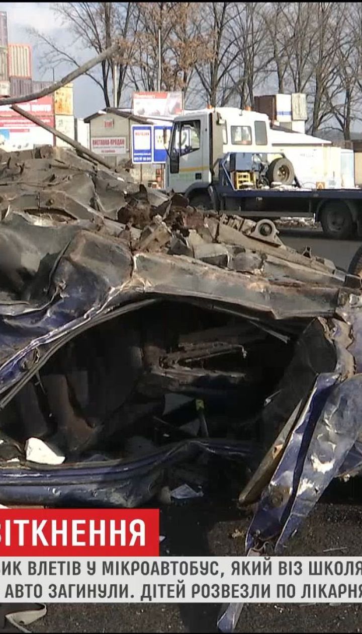 На Одесской трассе с автомобилем столкнулся автобус со школьниками