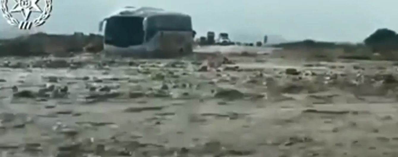 Біля Мертвого моря повінь заблокувала автобус із півсотнею українців