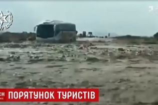 Біля Мертвого моря повінь заблокувала автобус із півсотнею українців