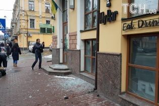 У центрі Києва розтрощено відділення російських банків