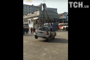 Неправильная парковка забросит ваше авто на крышу дома