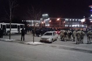 Із цеглою та палицями: у Харкові українські футбольні вболівальники побилися з італійськими