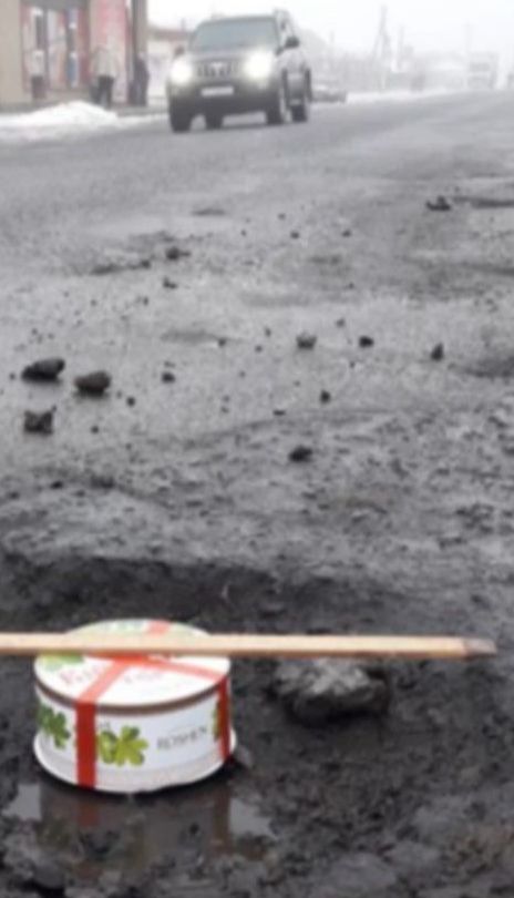 На Харьковщине люди, чтобы привлечь внимание к бездорожью, тортом мерили глубину выбоин