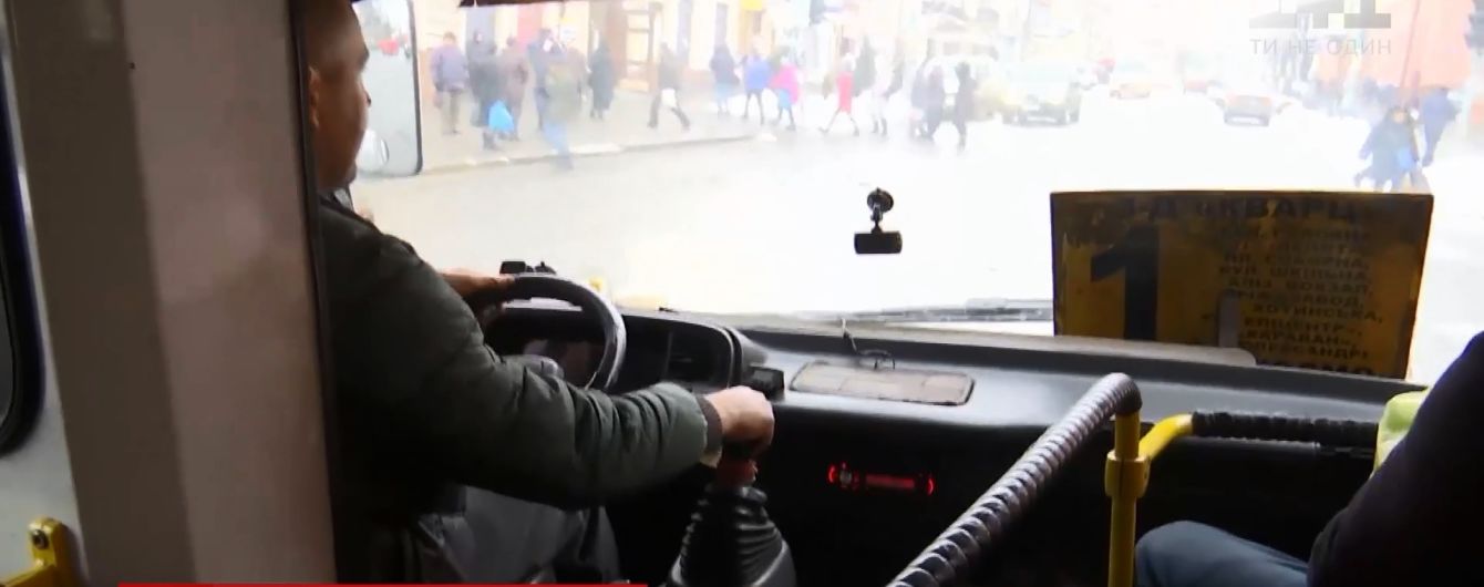 "Я вас положу, атошники": водитель маршрутки вышвырнул из автобуса ветерана в Черновцах
