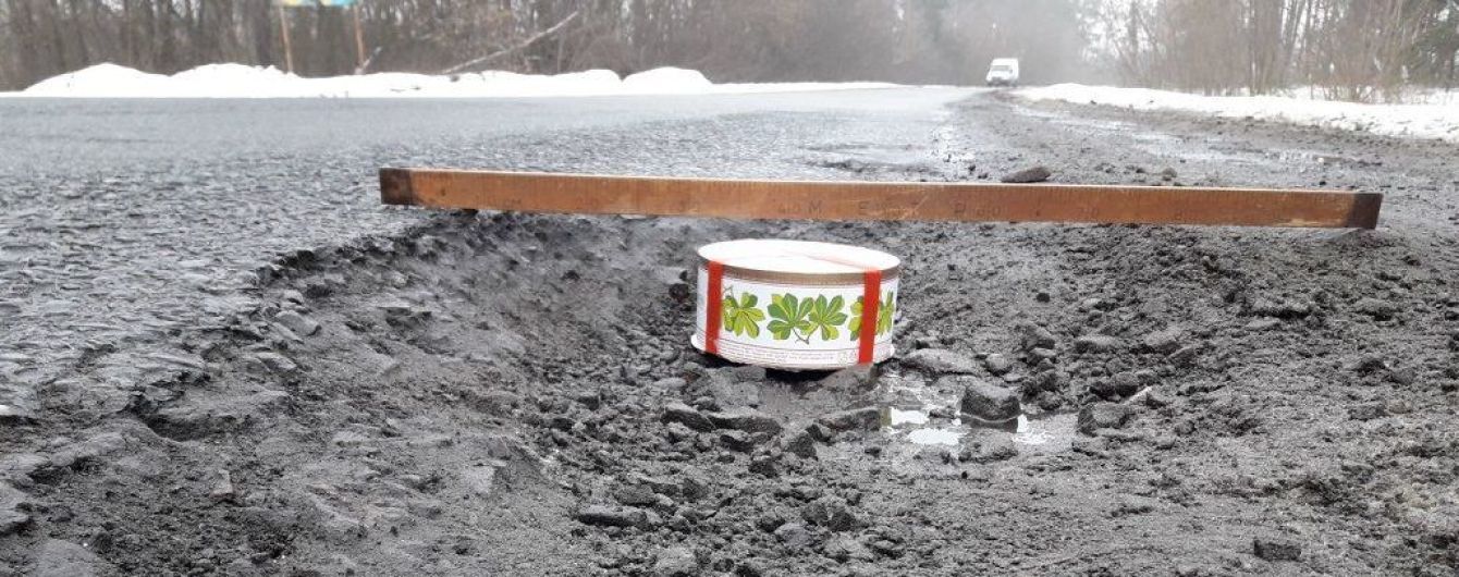 Тортом по ямах: на Харківщині водії винайшли оригінальний спосіб привернути увагу до розбитої дороги