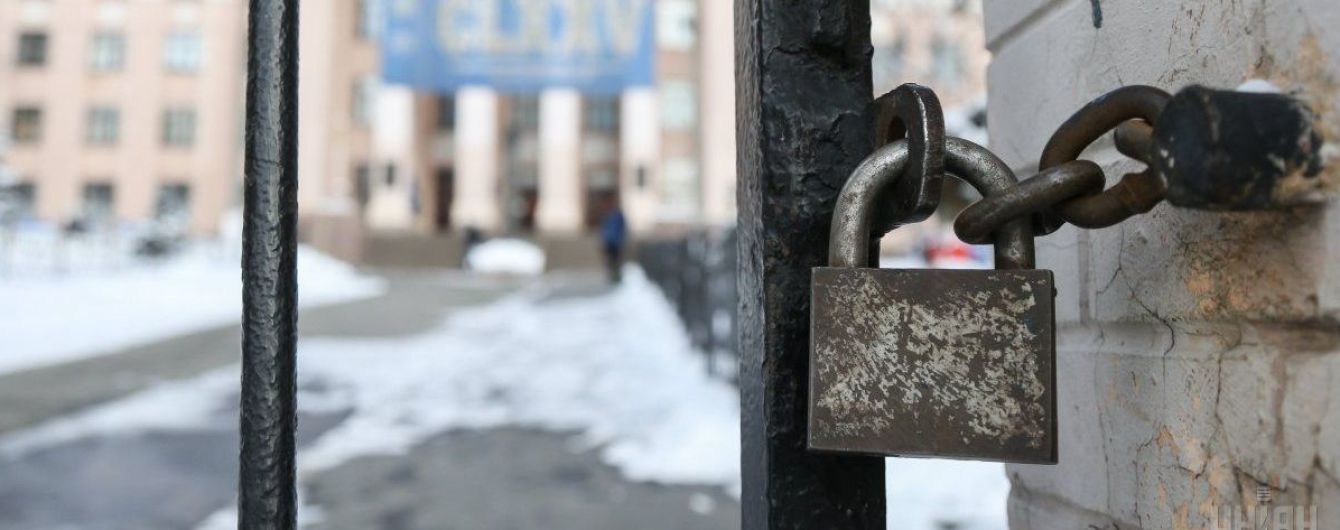 "Розрізали гнійник". Корупційні скандали боляче б'ють по університету ім. Богомольця