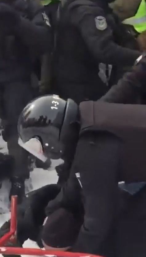 Митингующие подрались с полицейскими во время демонстрации под ВР
