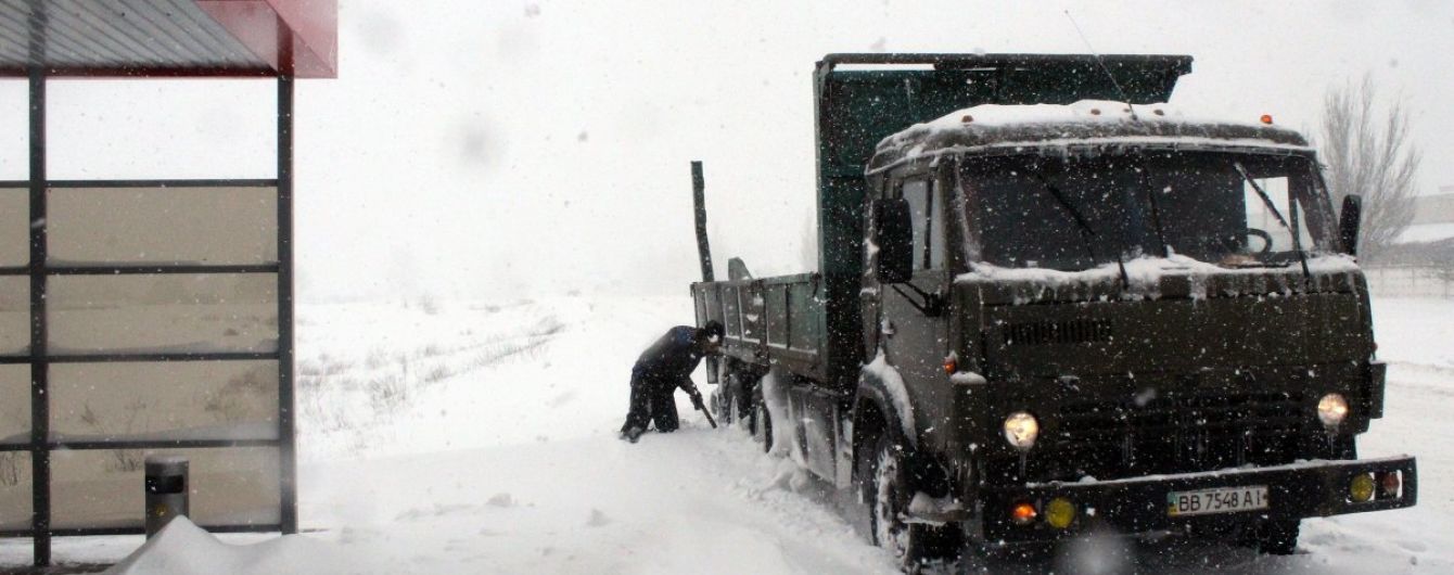 Метели замели Украину: юг и восток откапываются от снега, въезды в Киев - в пробках