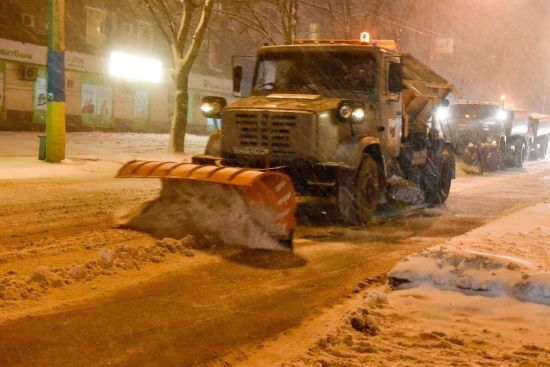 Україну починає засипати снігом. "Укравтодор" почав чистити дороги й очікує на сильні замети