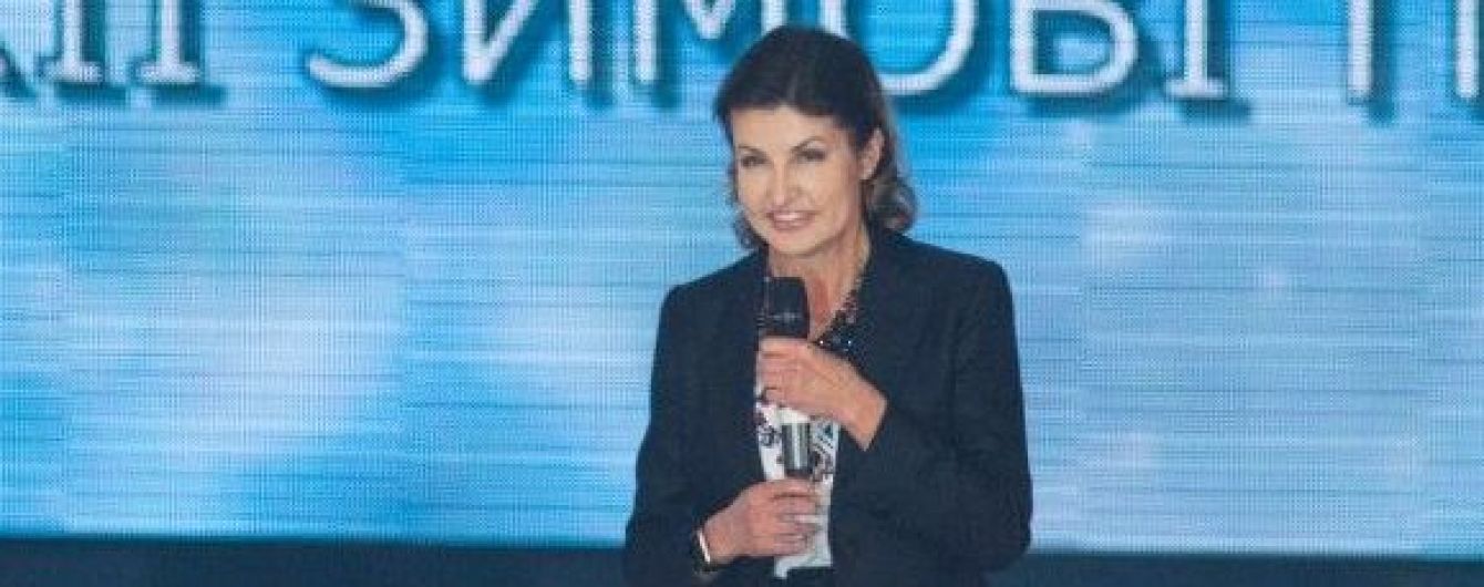 В деловом костюме и на шпильках: Марина Порошенко проводила украинских спортсменов на Паралимпиаду