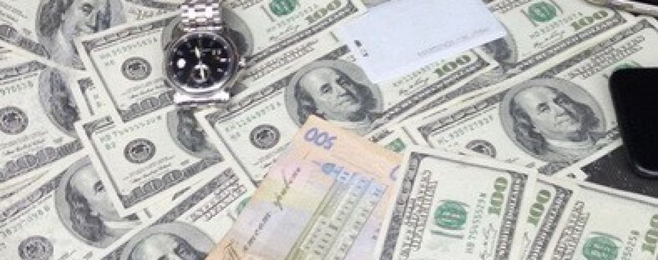 У Києві на хабарі спіймали чиновника-фіскала