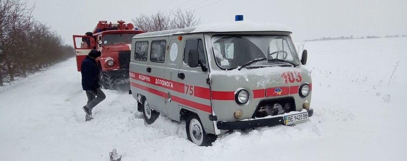 Без води, світла, доріг та в кучугурах снігу. Як Україна оговтується від наслідків потужної негоди