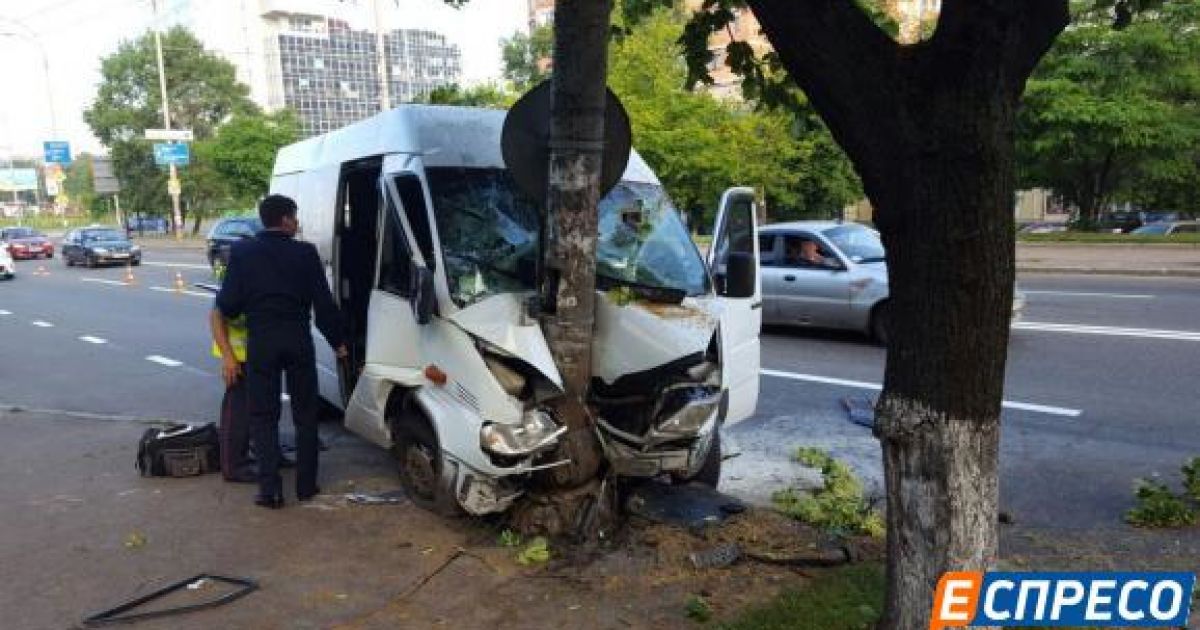 В Голосеевском районе Киева пассажирская маршрутка "обняла" столб: есть пострадавшие