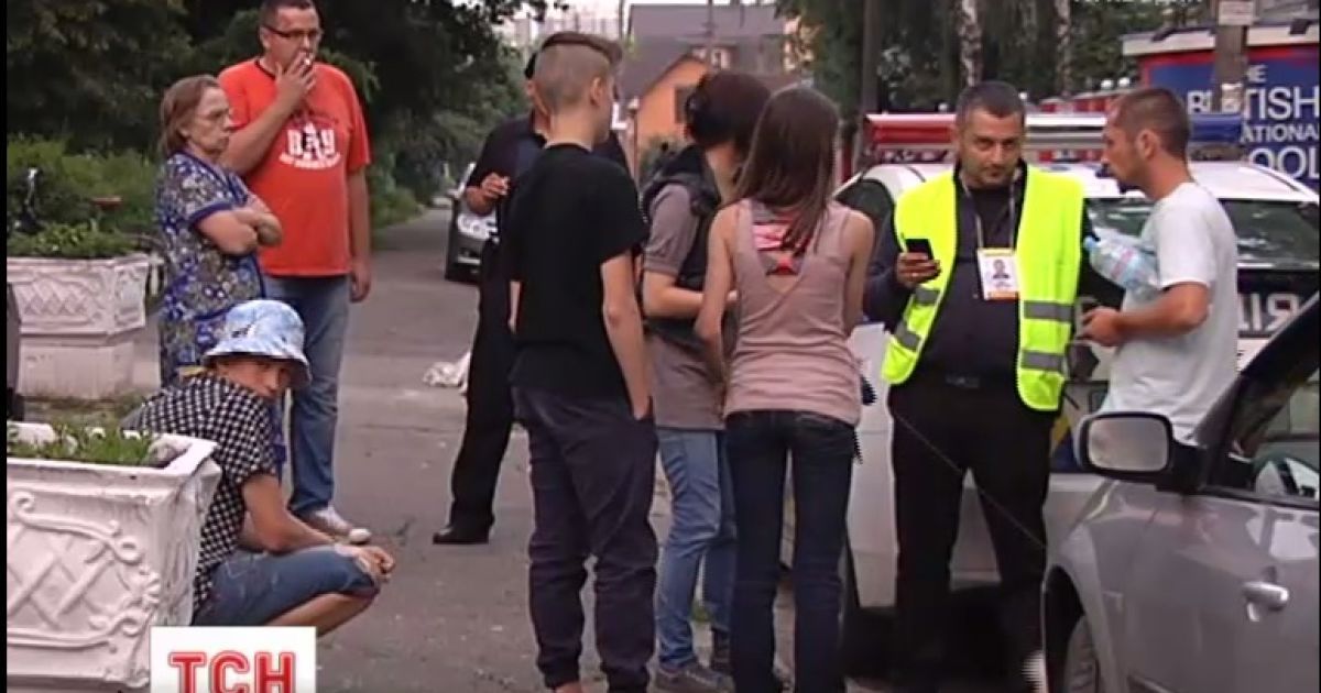 Легковушка на пешеходном переходе сбила детей: полицейские спасали в своей машине водителя от самосуда