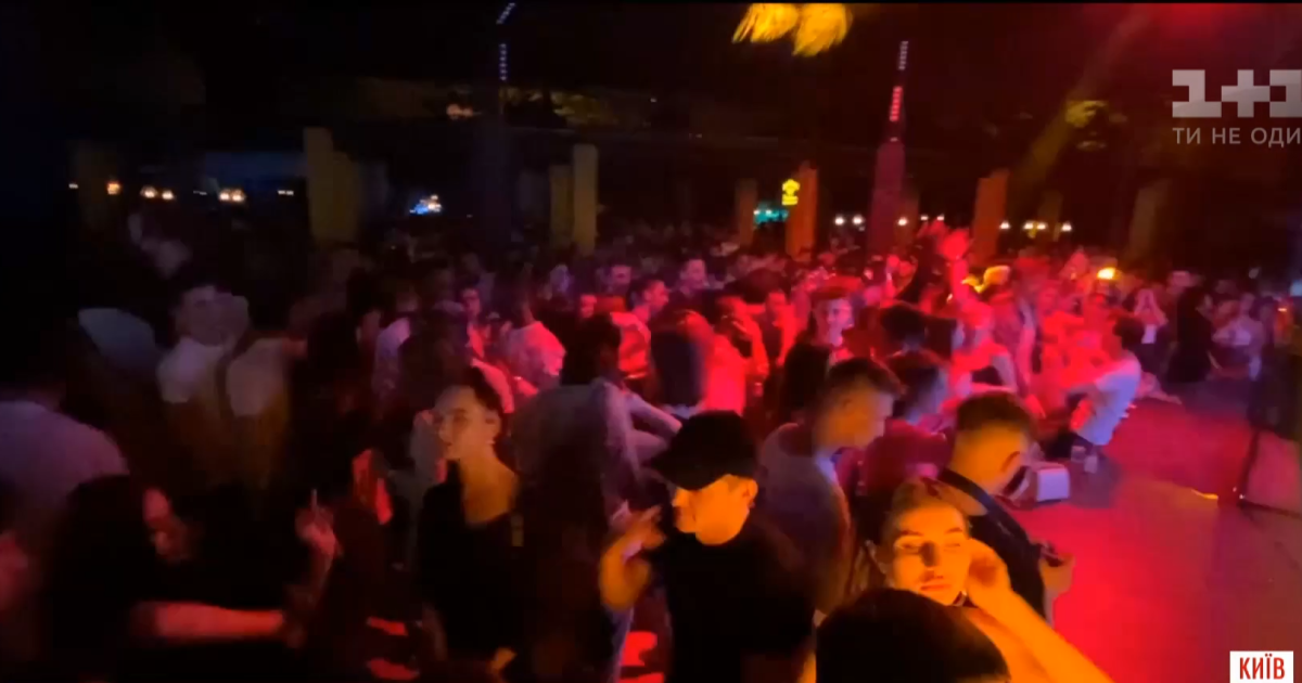 Горячая вечеринка: в одесском клубе парочка занялась сексом на барной стойке