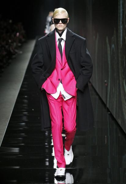 Коллекция Versace прет-а-порте сезона осень-зима 2020-2021 / © East News