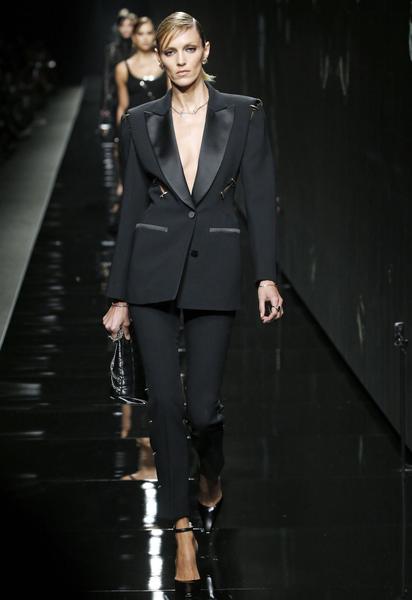 Коллекция Versace прет-а-порте сезона осень-зима 2020-2021 / © East News