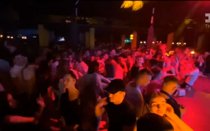Ані масок, ані дистанції: як порушують карантин у нічних клубах Києва та Одеси, та як реагує поліція