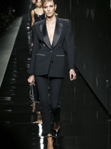 Коллекция Versace прет-а-порте сезона осень-зима 2020-2021 / © East News