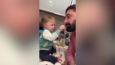 Виталий Козловский показал развлечения с годовалым сыном на кухне
