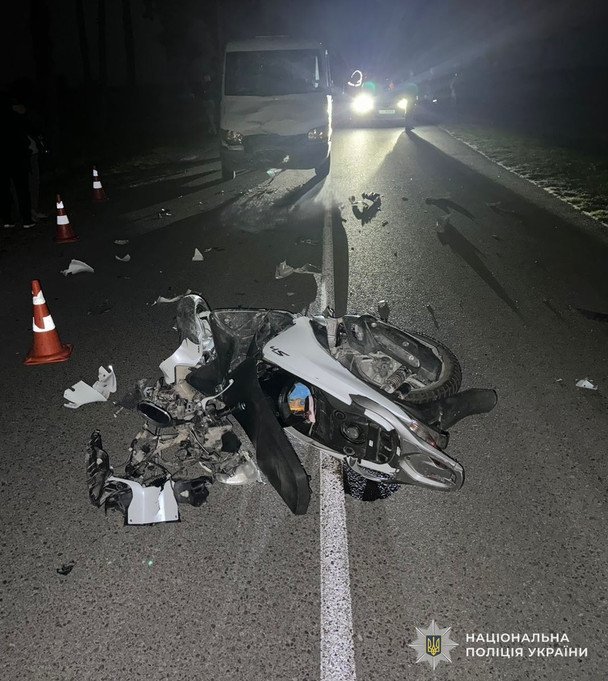 Фото з місця ДТП з мотоциклом та мікроавтобусом у Львівській області / © Поліція Львівської області