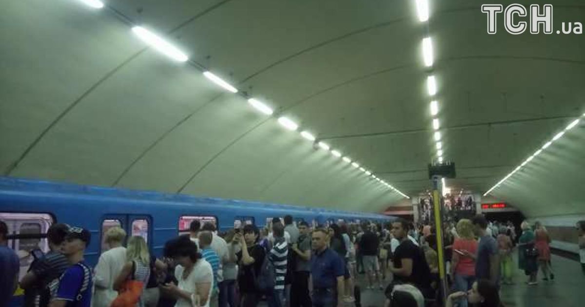 зламаний поїзд метро_1 / © ТСН.ua