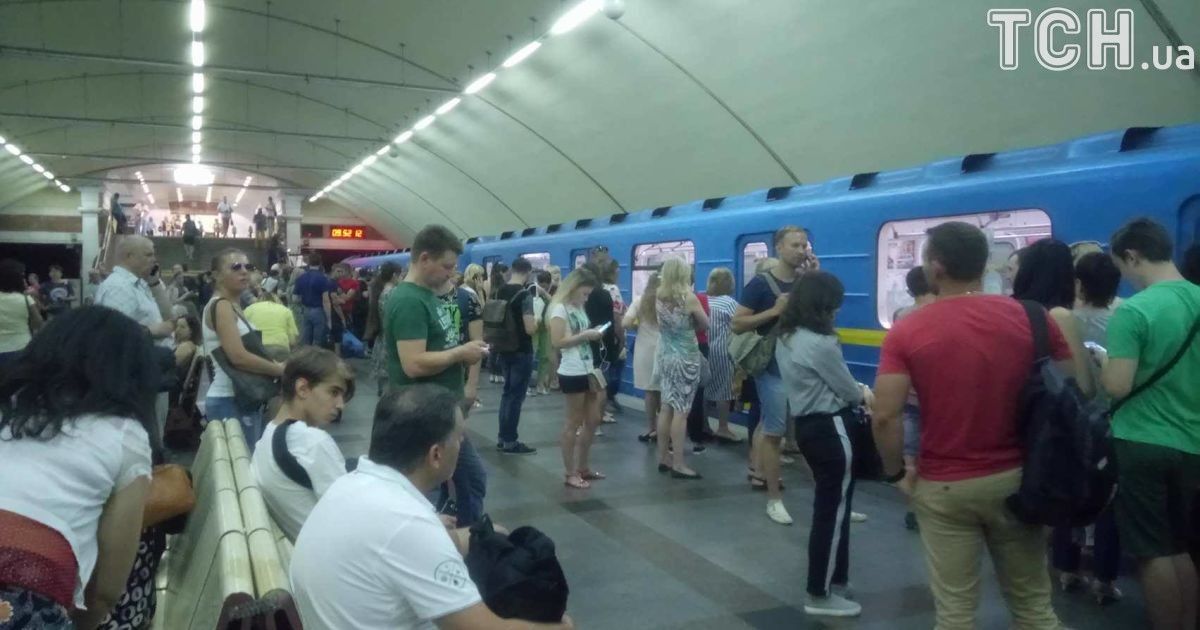 зламаний поїзд метро_2 / © ТСН.ua