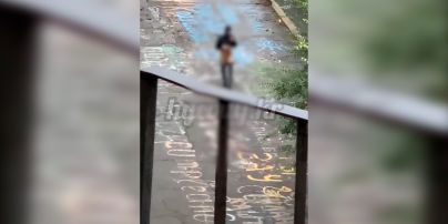 голый отец Голый псих выскочил к детям, но их отец оказался вооружён ...