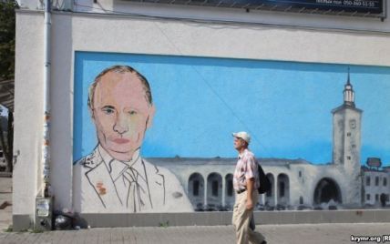 В оккупированном Симферополе облили краской большой портрет Путина