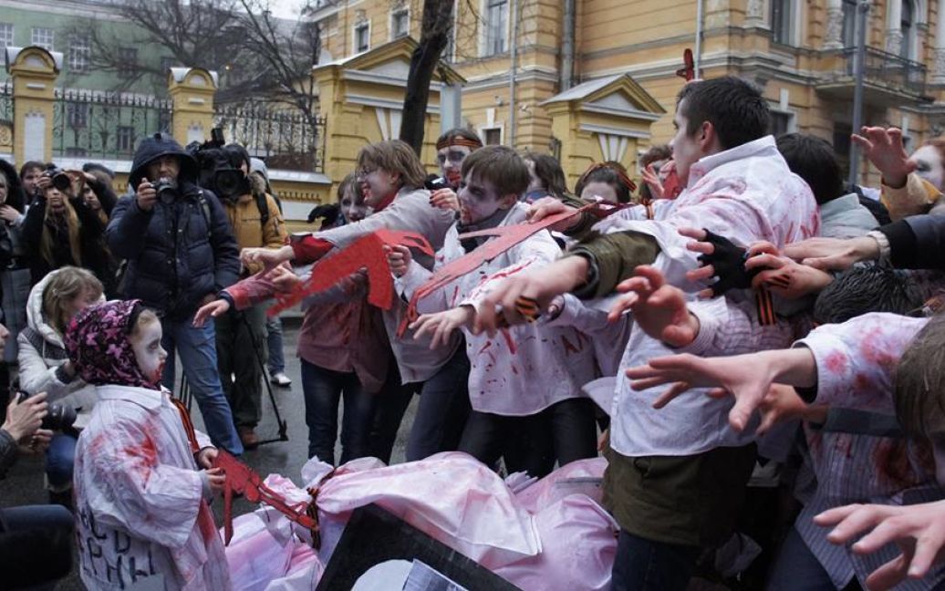 Активисты устроили "зомби"-флешмоб возле Администрации президента / © Maidan Press Center