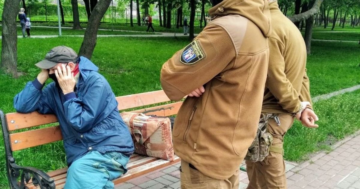В киевском парке на скамейке самоудовлетворялся мужчина: его передали полиции