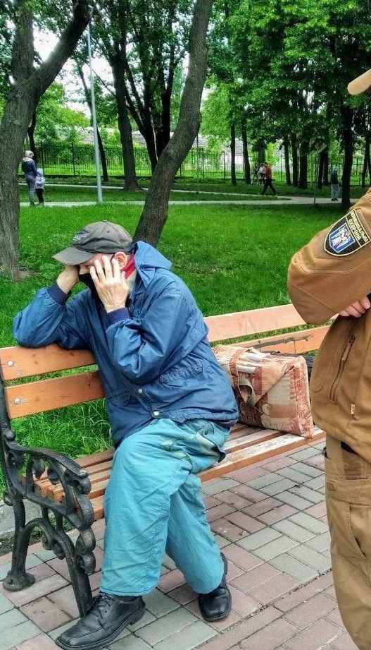 В киевском парке на скамейке самоудовлетворялся мужчина: его передали полиции