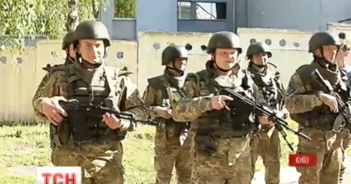 Титушки, сепаратисты и "отжатый военкомат": в Киеве устроили военные учения