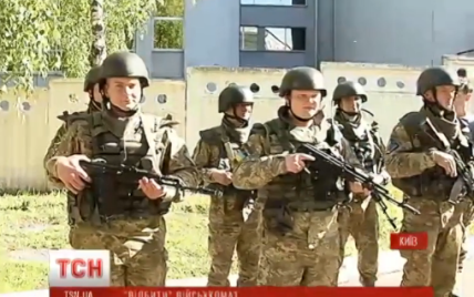 Титушки, сепаратисты и "отжатый военкомат": в Киеве устроили военные учения