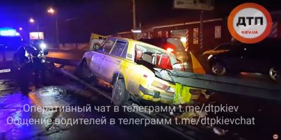 Моторошна ДТП в Києві: відбійник наскрізь пробив легковик