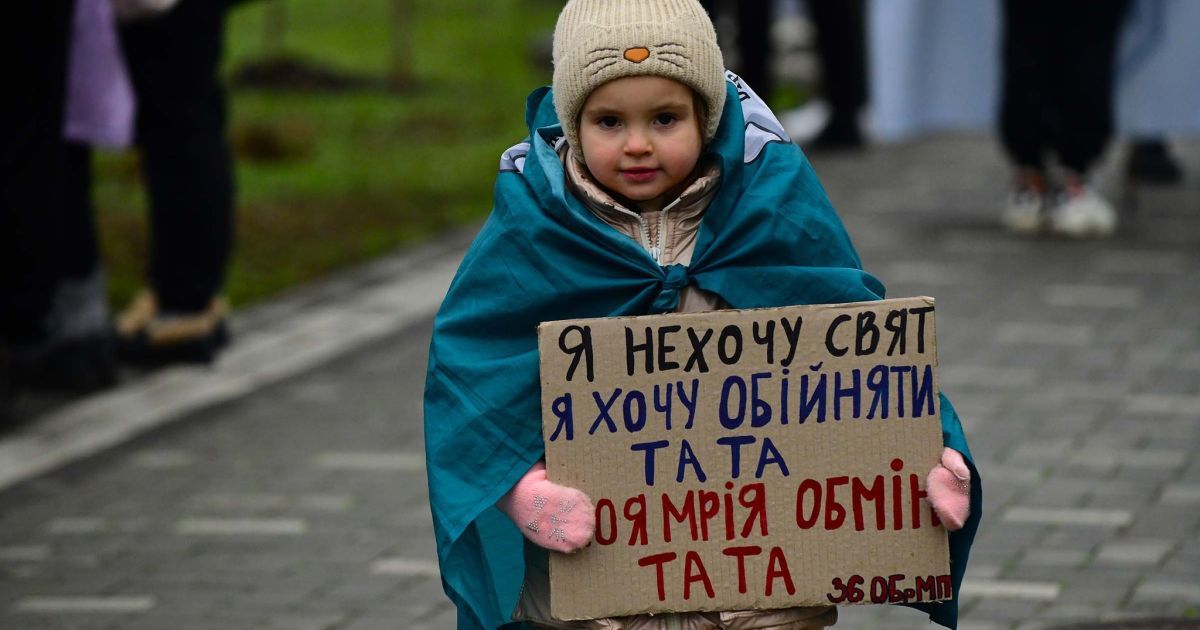 Девочка, которая выходила на акции с плакатом "Мое желание на Новый год – обмен отца"