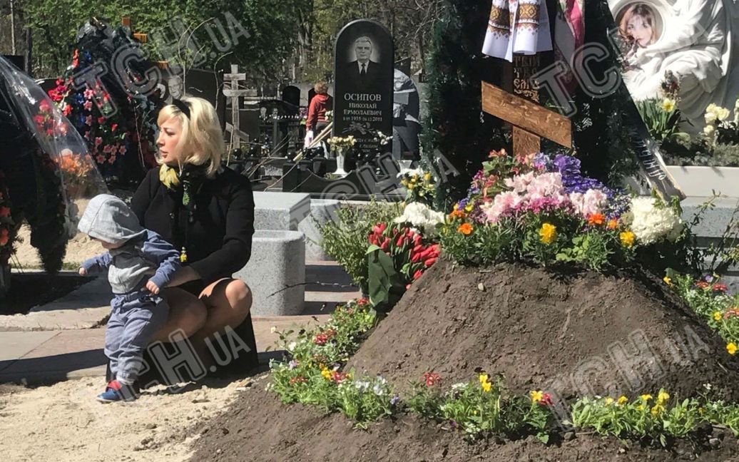 Максакова привела сына на могилу отца / © ТСН.ua