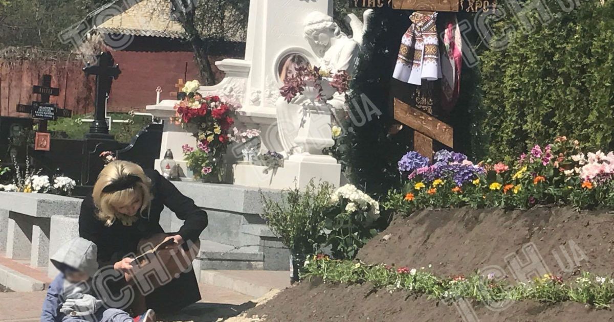 Максакова привела сина на могилу батька / © ТСН.ua