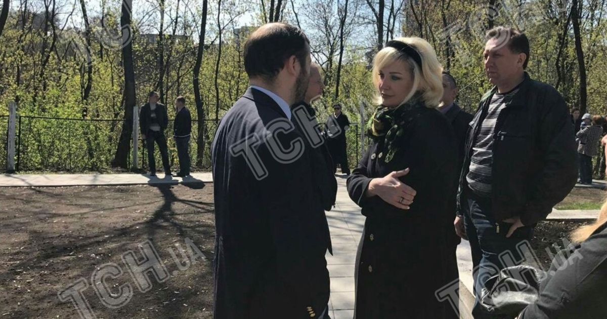 Максакова привела сина на могилу батька / © ТСН.ua