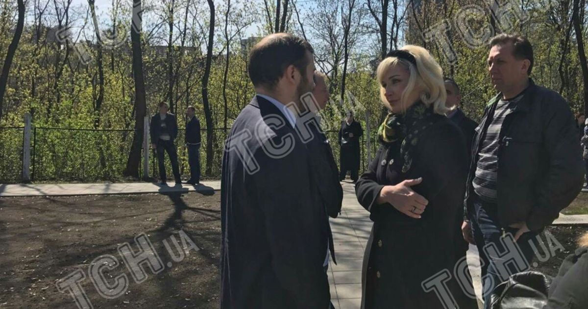 Максакова привела сина на могилу батька / © ТСН.ua