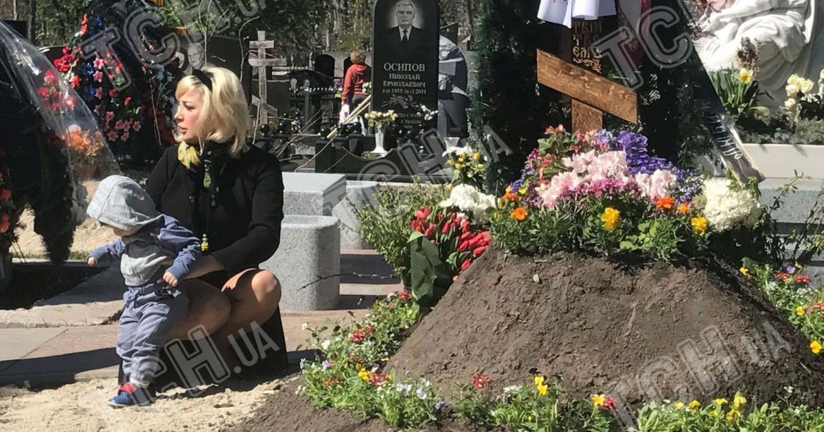Максакова привела сина на могилу батька / © ТСН.ua