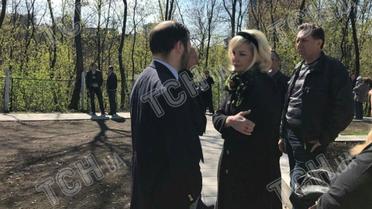 Максакова привела сина на могилу батька / © ТСН.ua