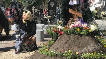 Максакова привела сина на могилу батька / © ТСН.ua