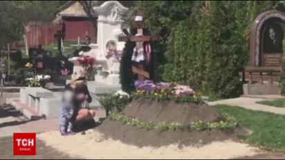 Максакова з сином прийшла на могилу Вороненкова у день його 46-річчя
