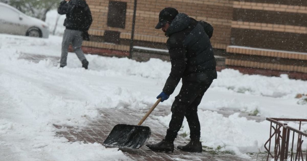 Київ вже дві з половиною доби чистять від снігу: що відбувається у місті сьогодні і яку погоду прогнозують