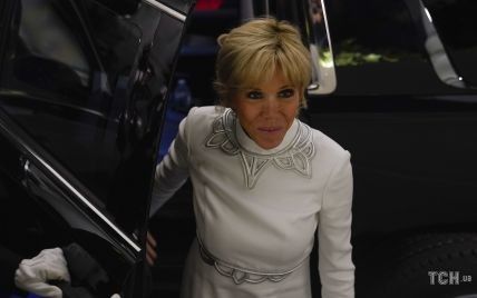 В белоснежном платье с серебристой аппликацией: Брижит Макрон на торжественном ужине в Белом доме